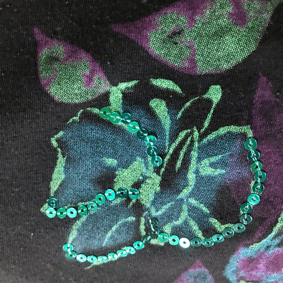 Breckinridge floral top w/ sequin details. - Picture 3 of 4